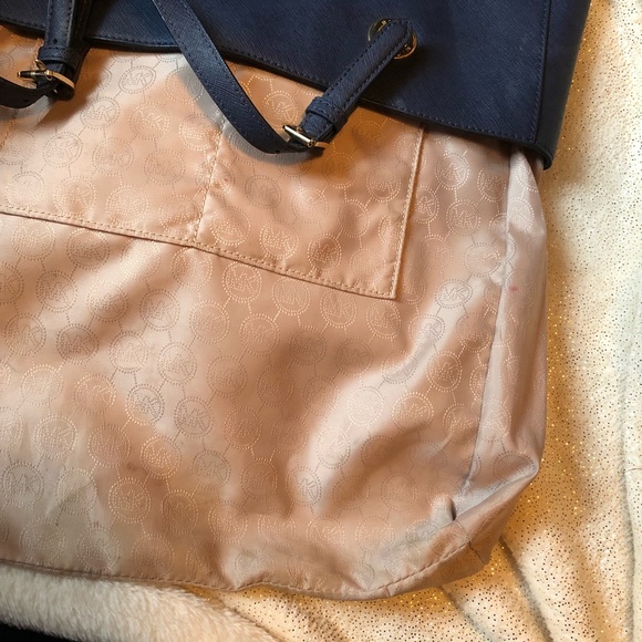 Navy blue Michael Kors bag. - Picture 5 of 8